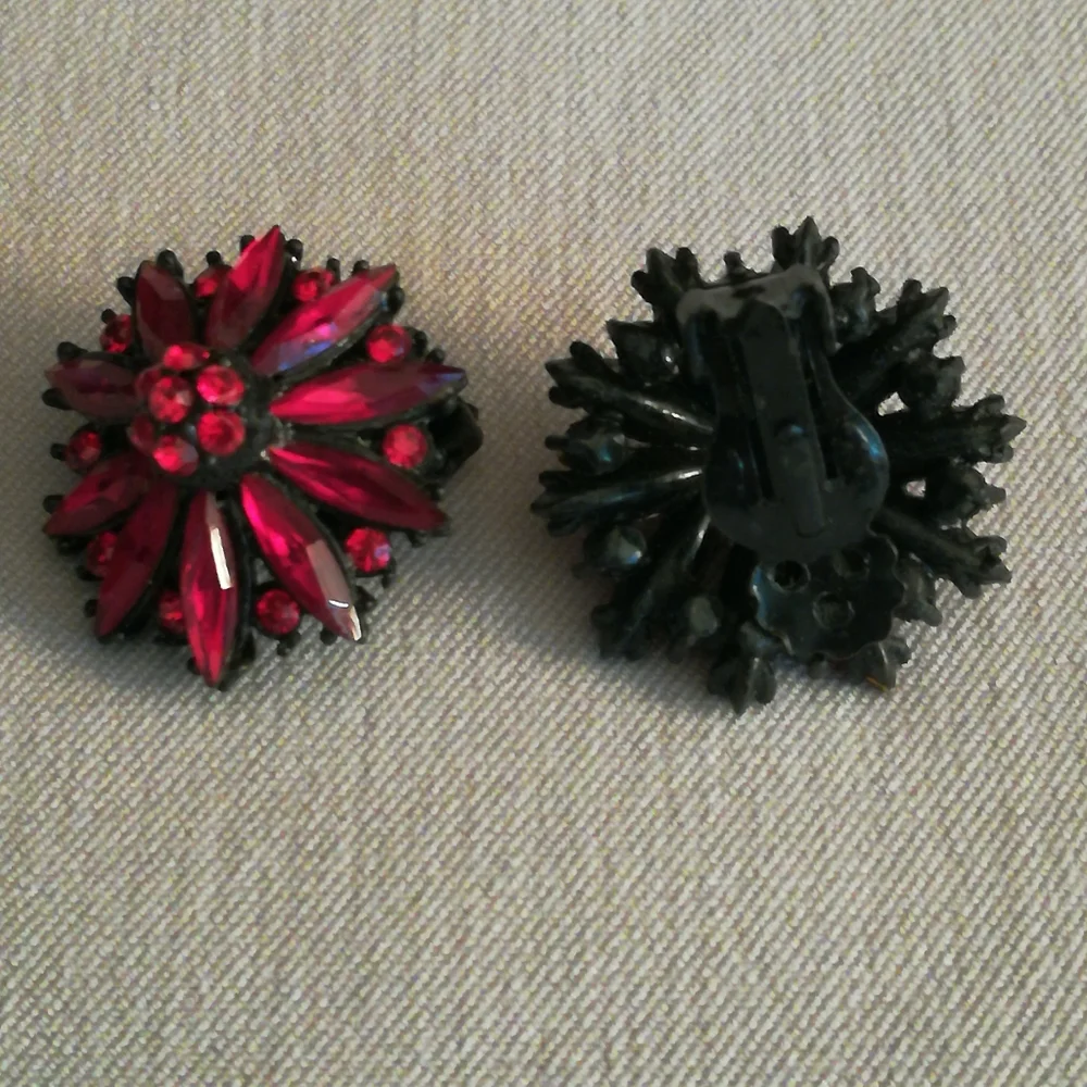 Vintage Ruby Red Rhinestone Clip Earrings - Picture 3 of 6